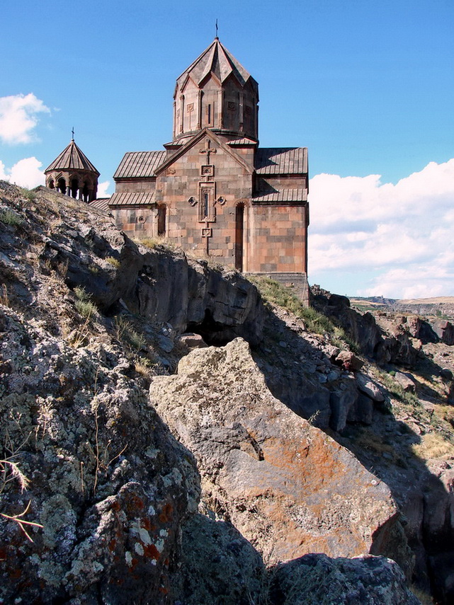Сурб ованес. Монастырь Ованаванк. Сурб Ованес гора. Церковь Оганаван в Армении. Сурб Ованес Церковь в Армении.